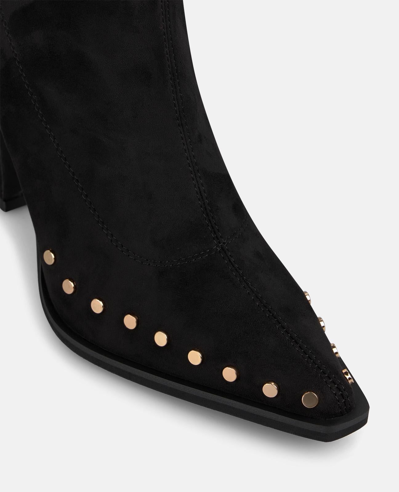 BOTA DE TACÓN CON TACHAS METÁLICAS