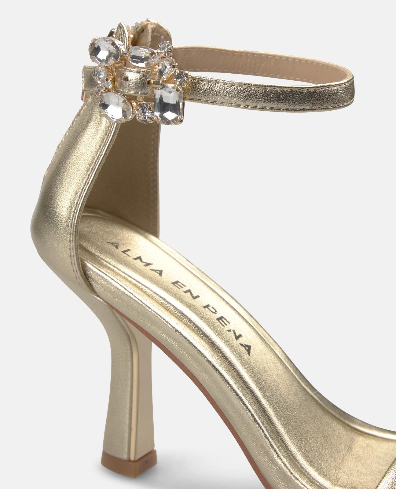 SANDALIA TACON TIRA METALIZADA