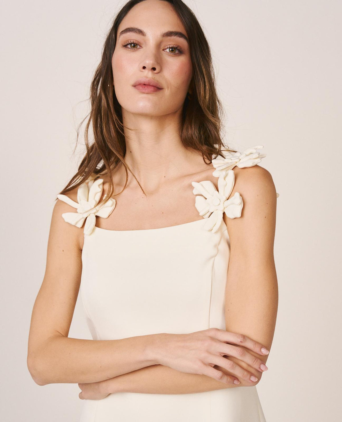 ABITO CON SPALLINE A FIORI