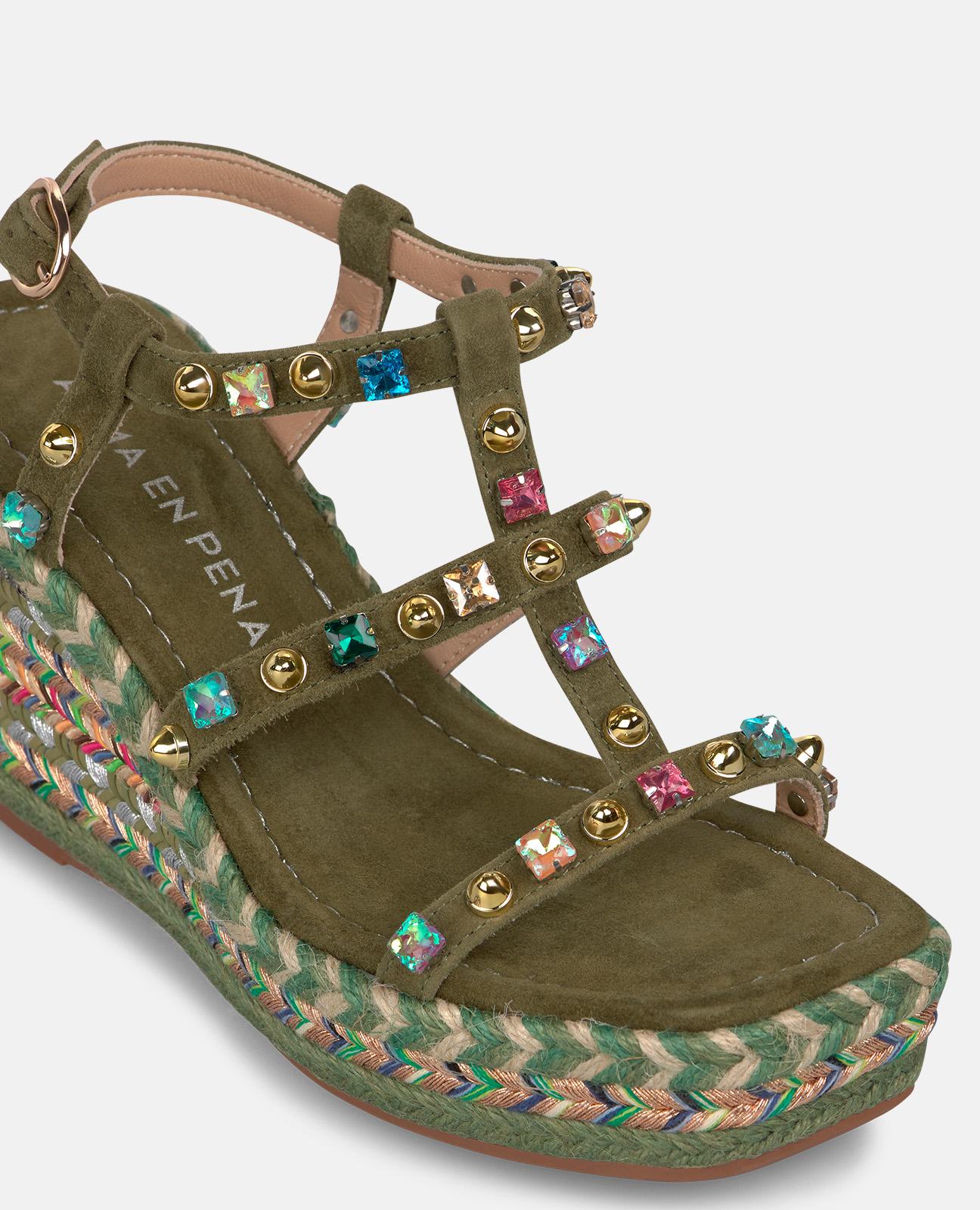 SANDALIA DE ESPARTO CON TACHUELAS EN LA CUÑA