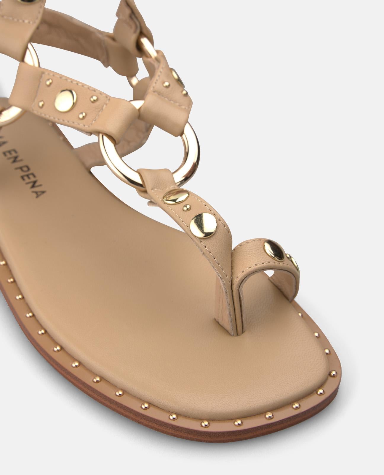 SANDALIA CON TACHUELAS