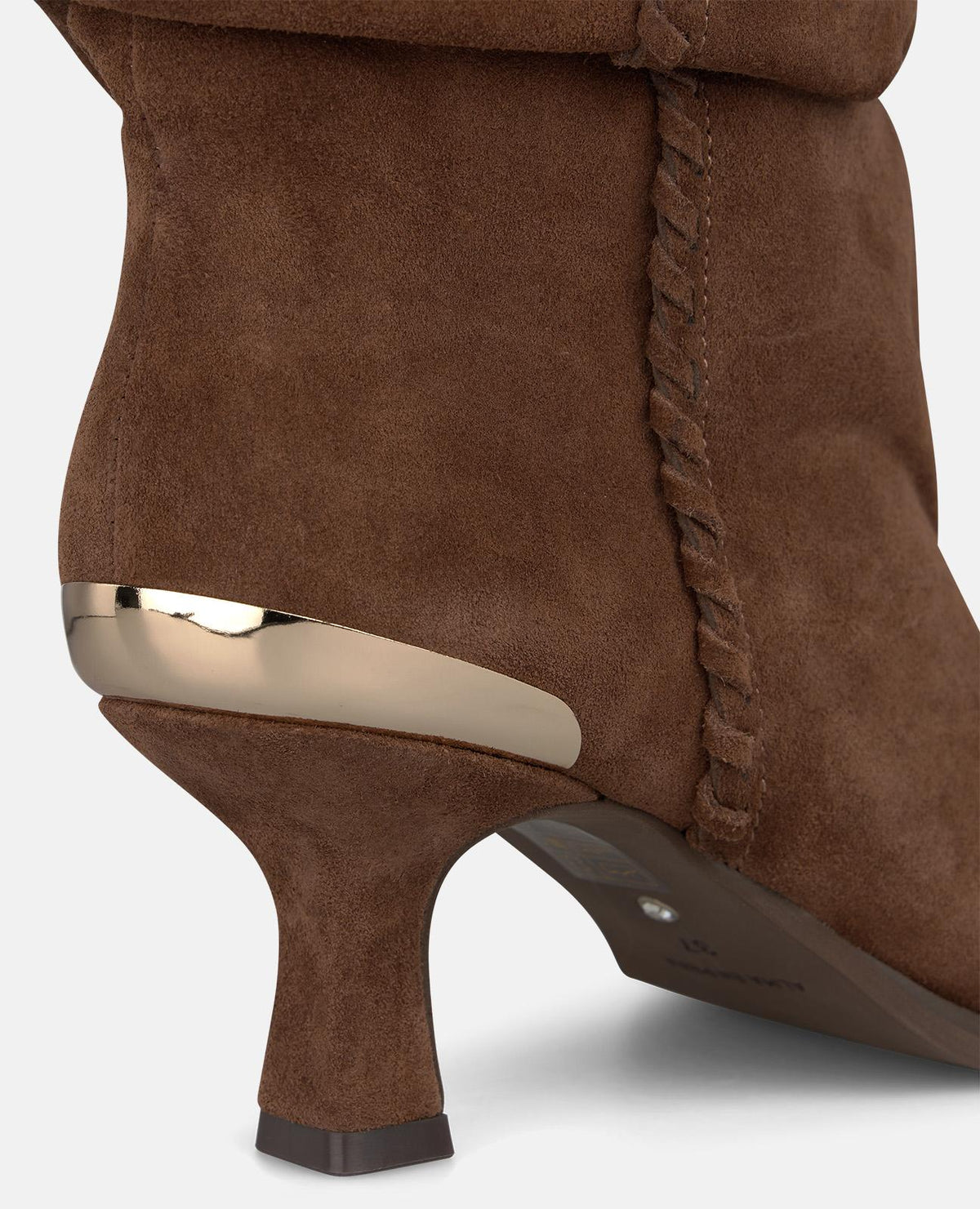 BOTA DE PIEL CON EFECTO FRUNCIDO