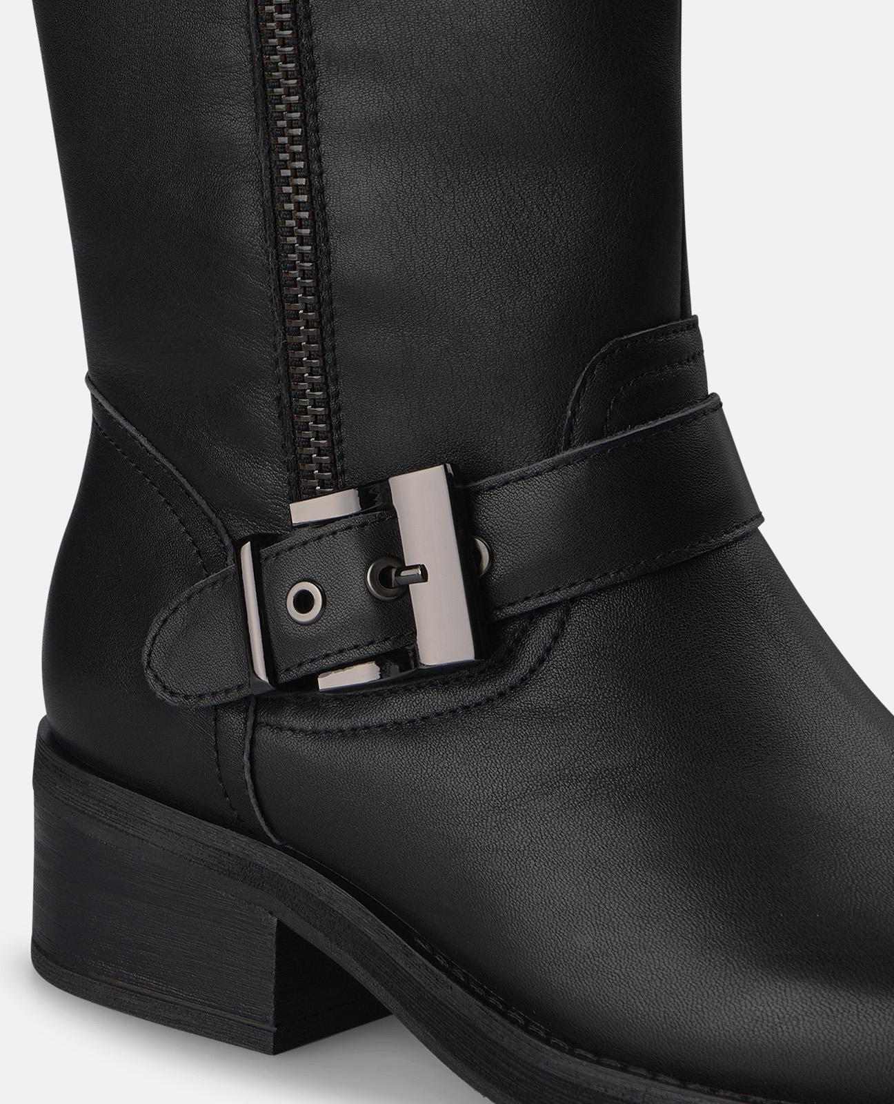 BOTA CON TACHAS METÁLICAS
