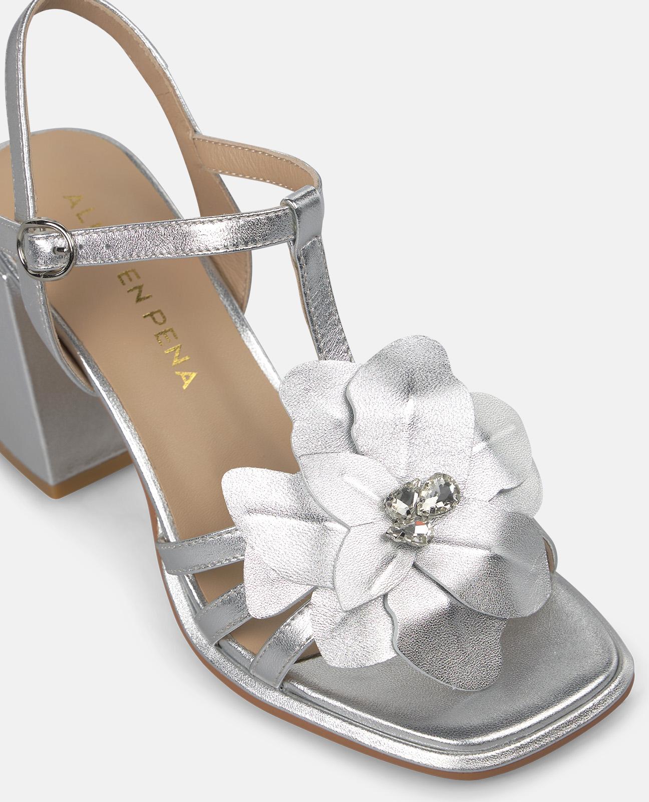 METALLIC SANDAL WITH FLOWER DETAIL