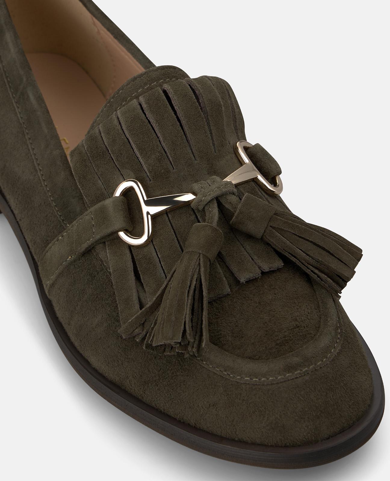MOCASÍN DE ANTE CON BORLAS