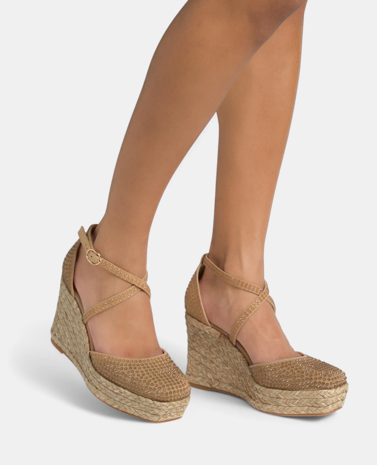 WEDGE WITH CROSSED STRIPS