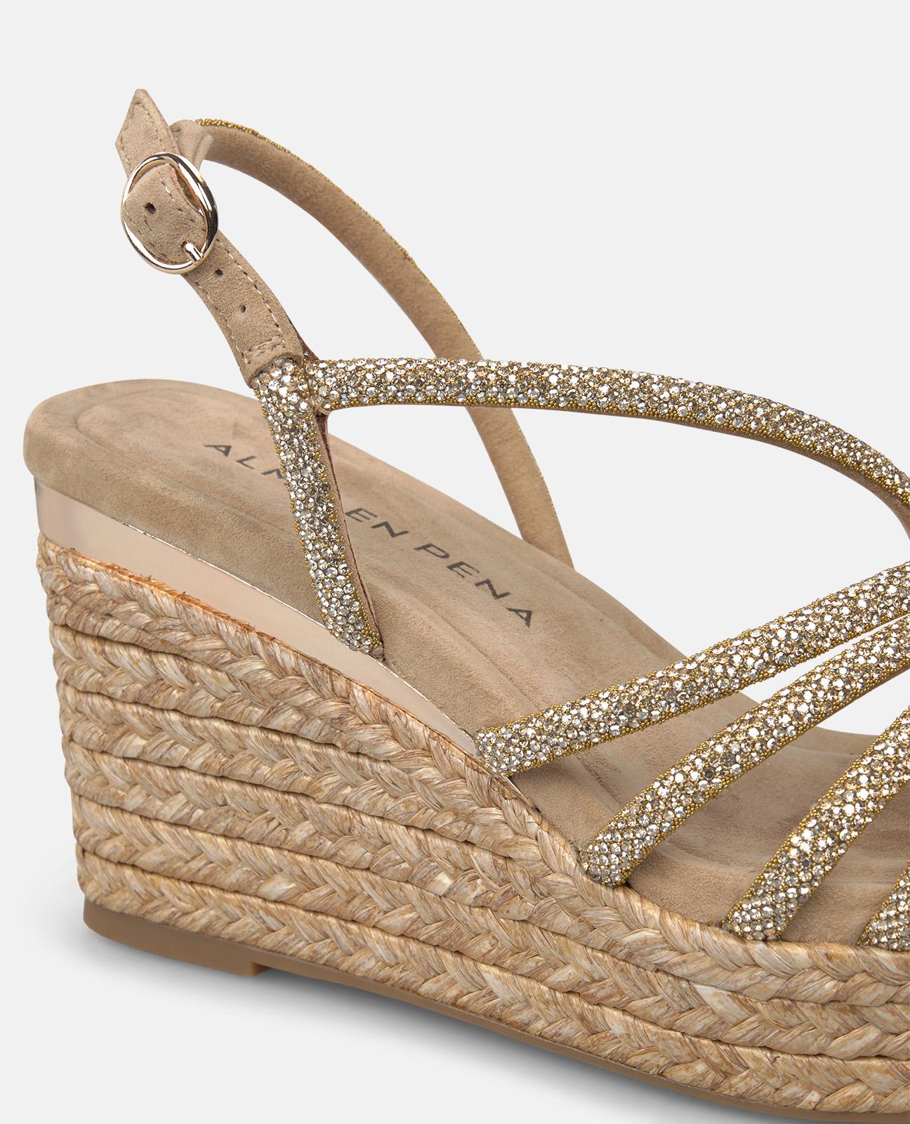 SANDALIA CUÑA CUERPO TUBULAR