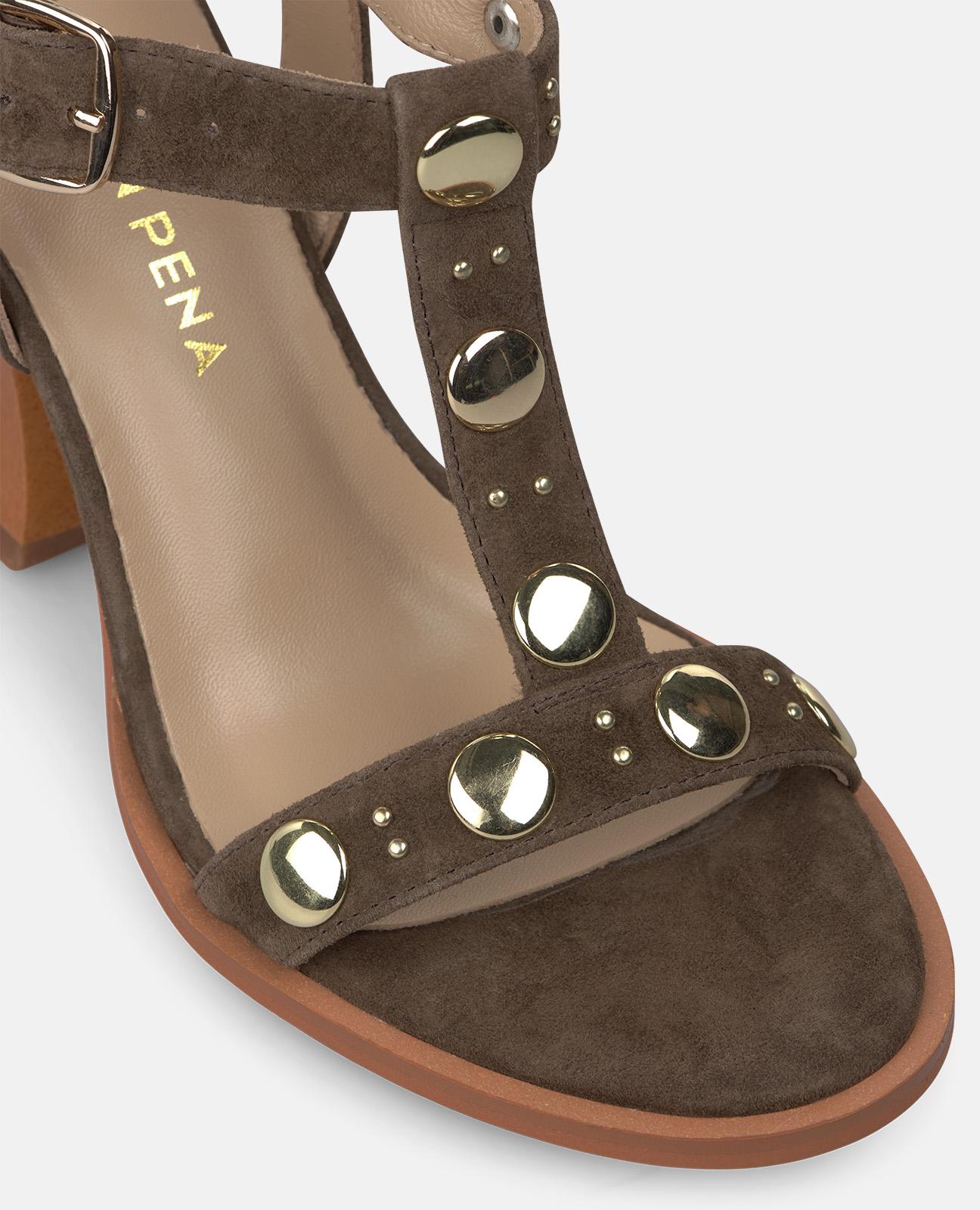 SANDALIA EN T CON TACHAS REDONDAS