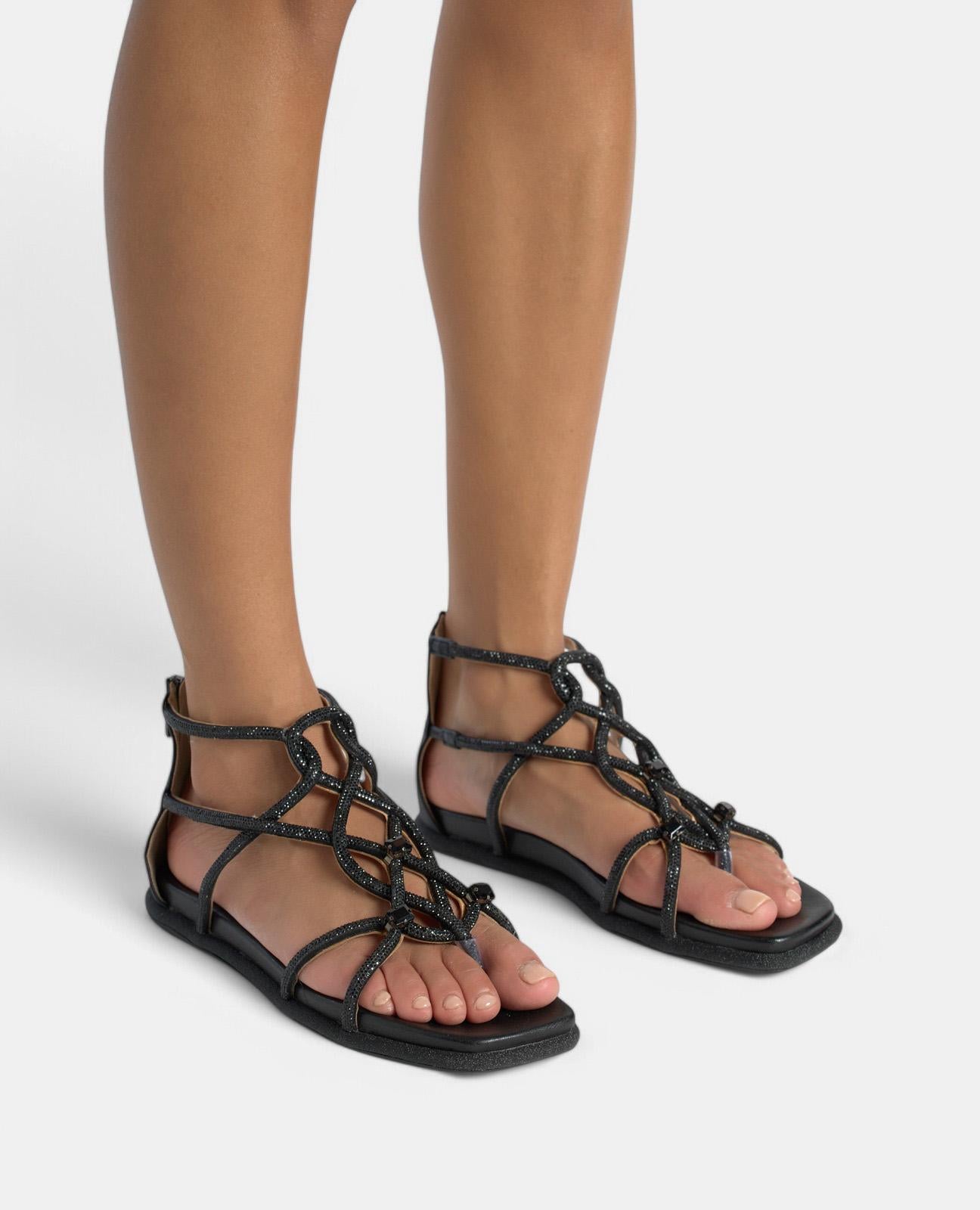 SANDALIA PLANA TIRAS ENREDADAS