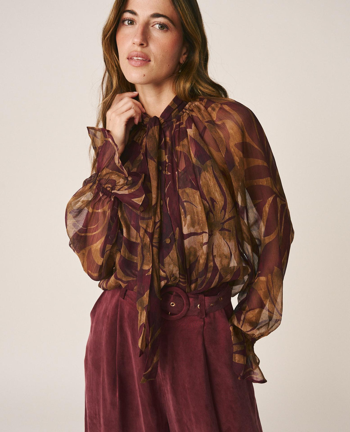 BLUSA DE GASA COM MOTIVOS FLORAIS
