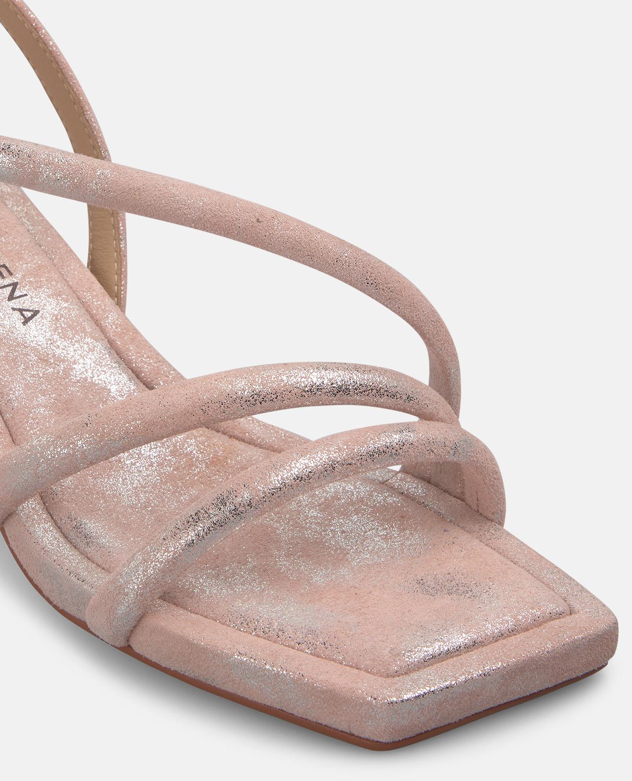 Sandália com tiras cruzadas