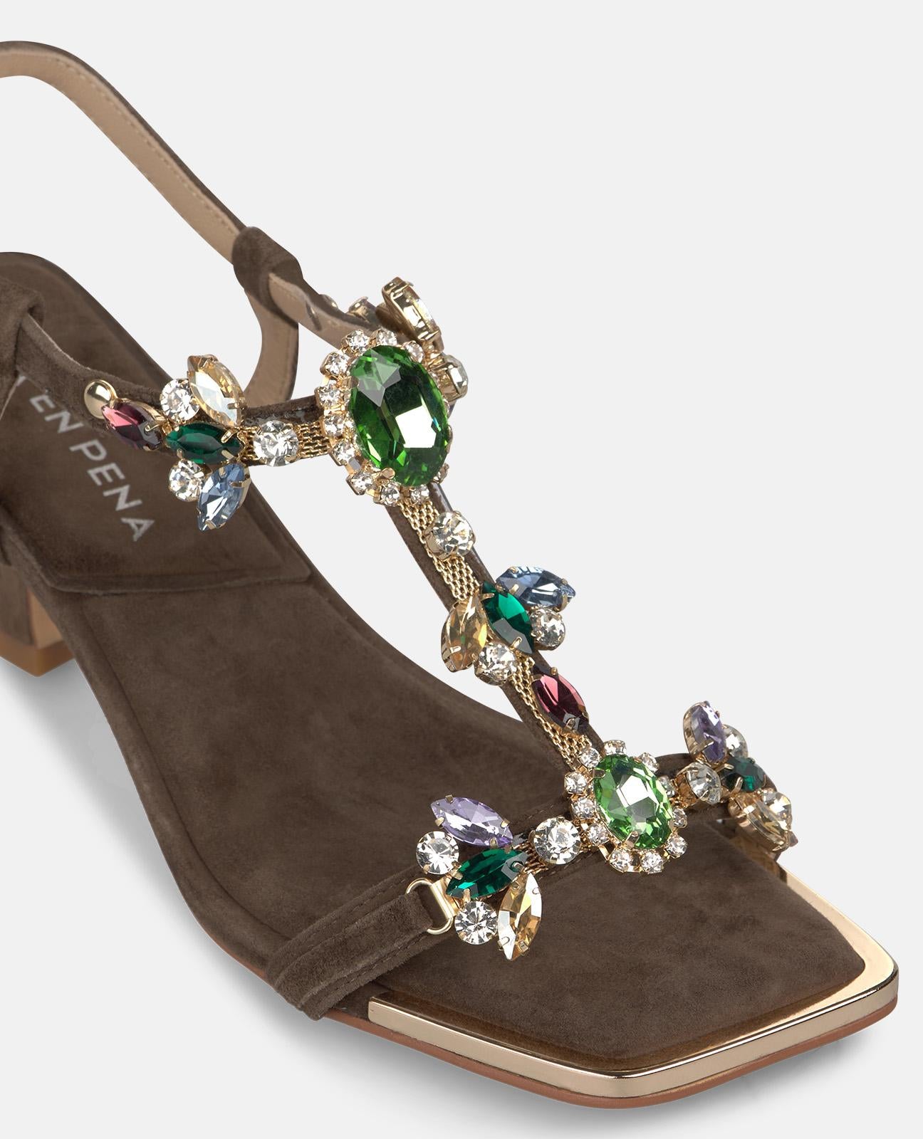 SANDALIA CON PEDRERIA FRONTAL