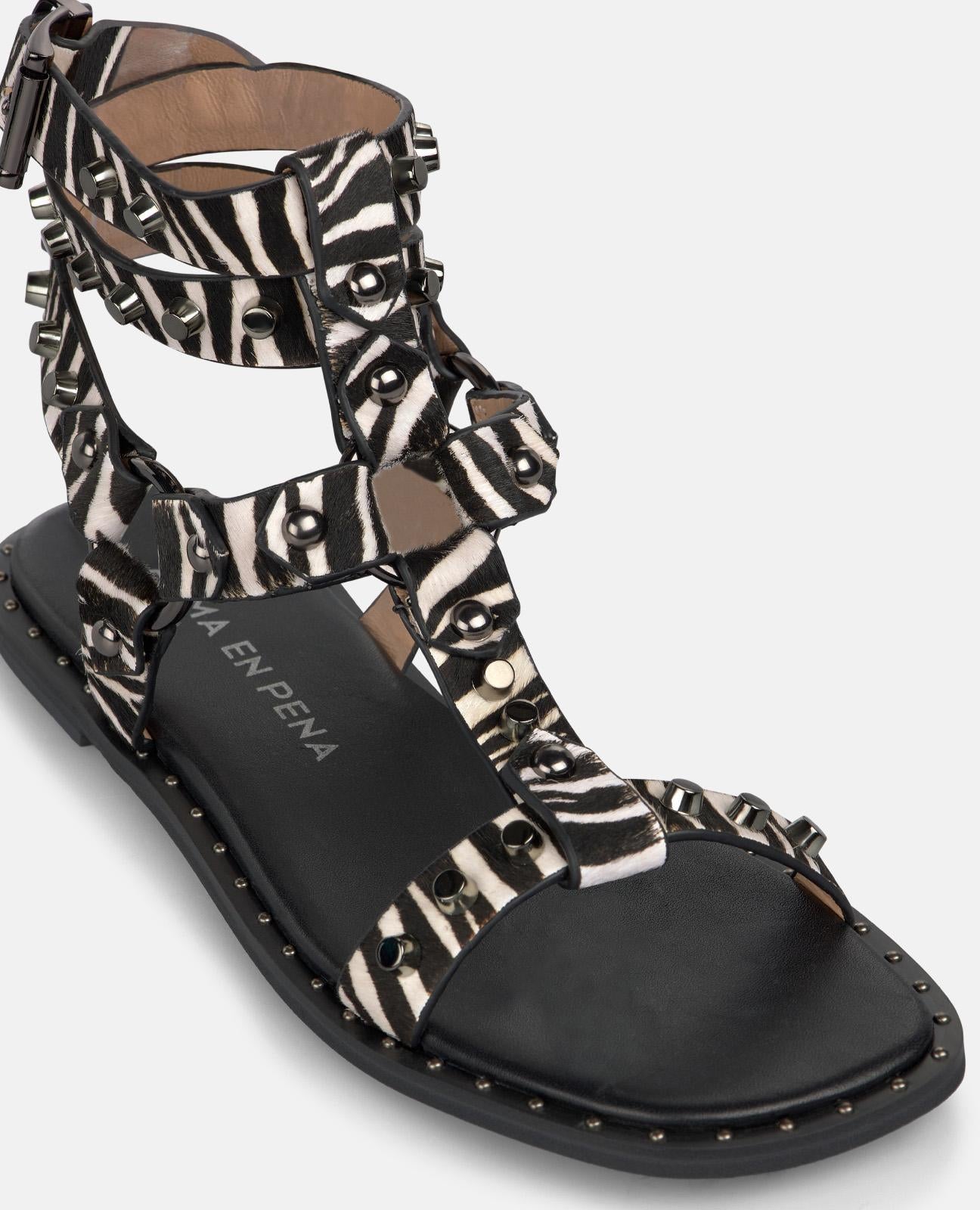 SANDÁLIA ESTILO GREGO COM TACHAS