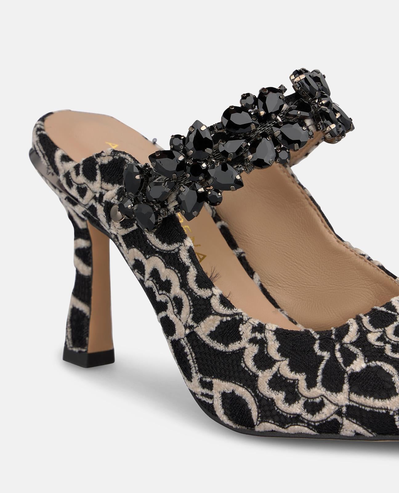 ZAPATO DE TACÓN DESTALONADO DE CHAROL