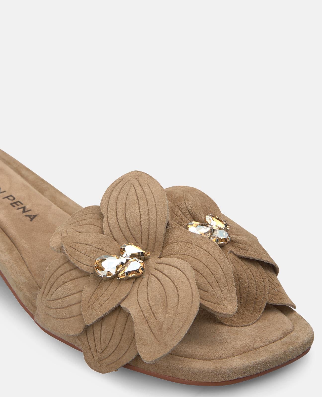 SANDALIA TACON CON FLOR FRONTAL