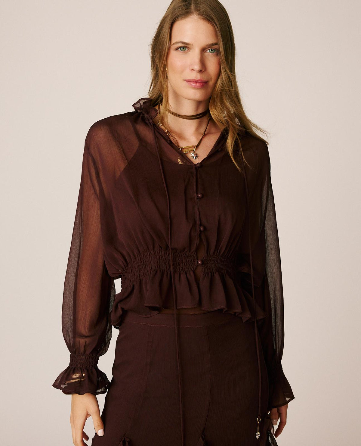 BLUSA SEMITRASPARENTE CON VOLANT