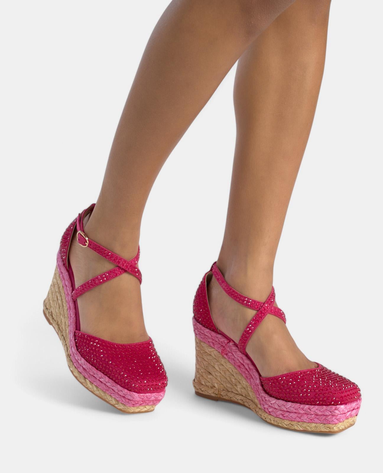 WEDGE WITH CROSSED STRIPS