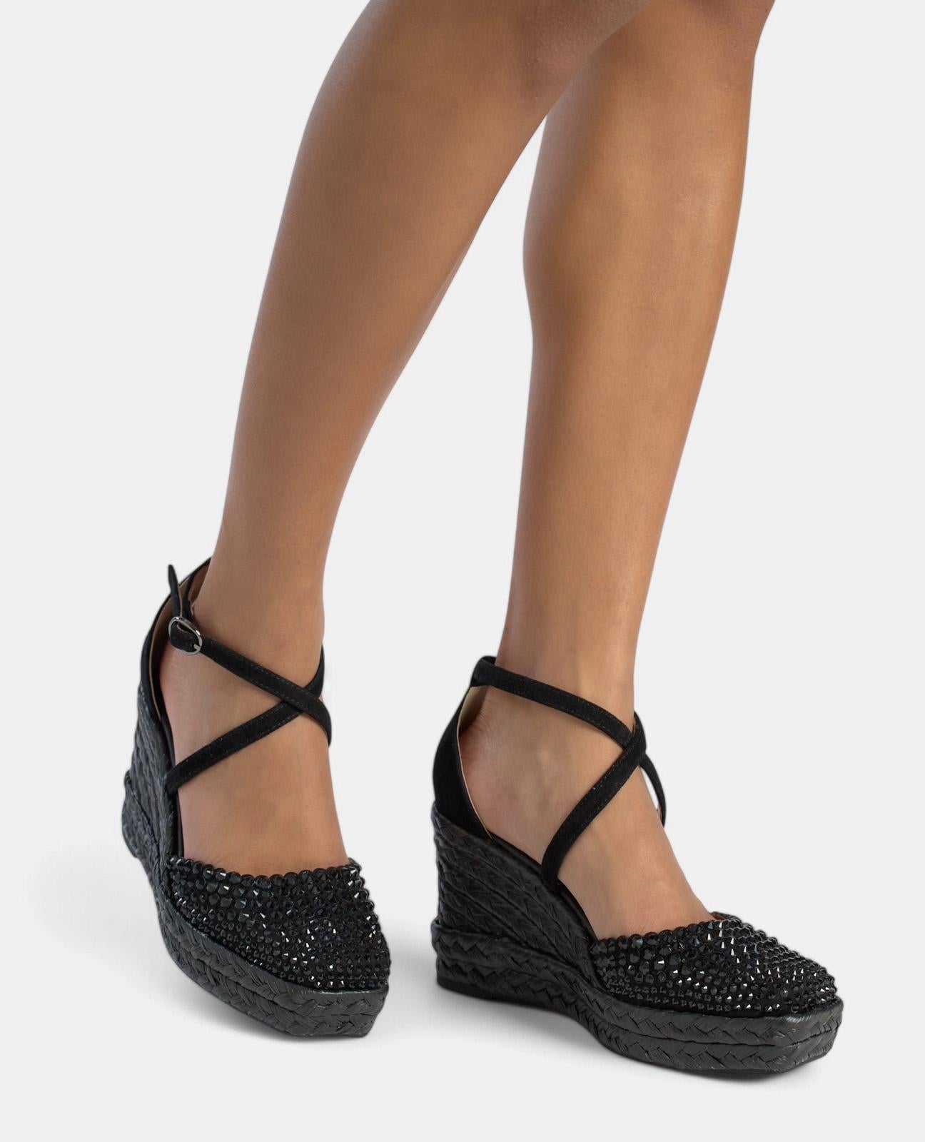 CUNHA COM BIQUEIRA COBERTA DE STRASS