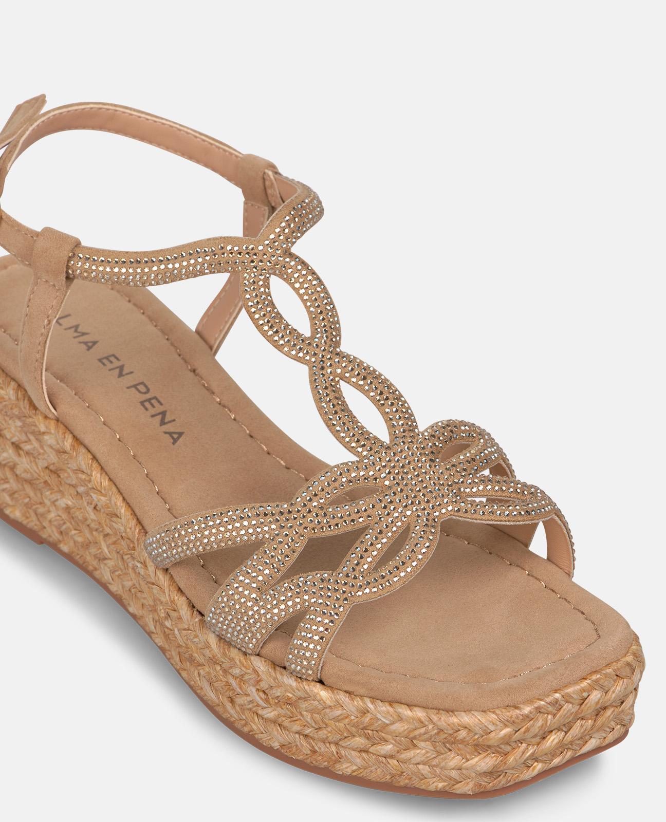 SANDALIA DE CUÑA EN T TIRAS ENTRELAZADAS