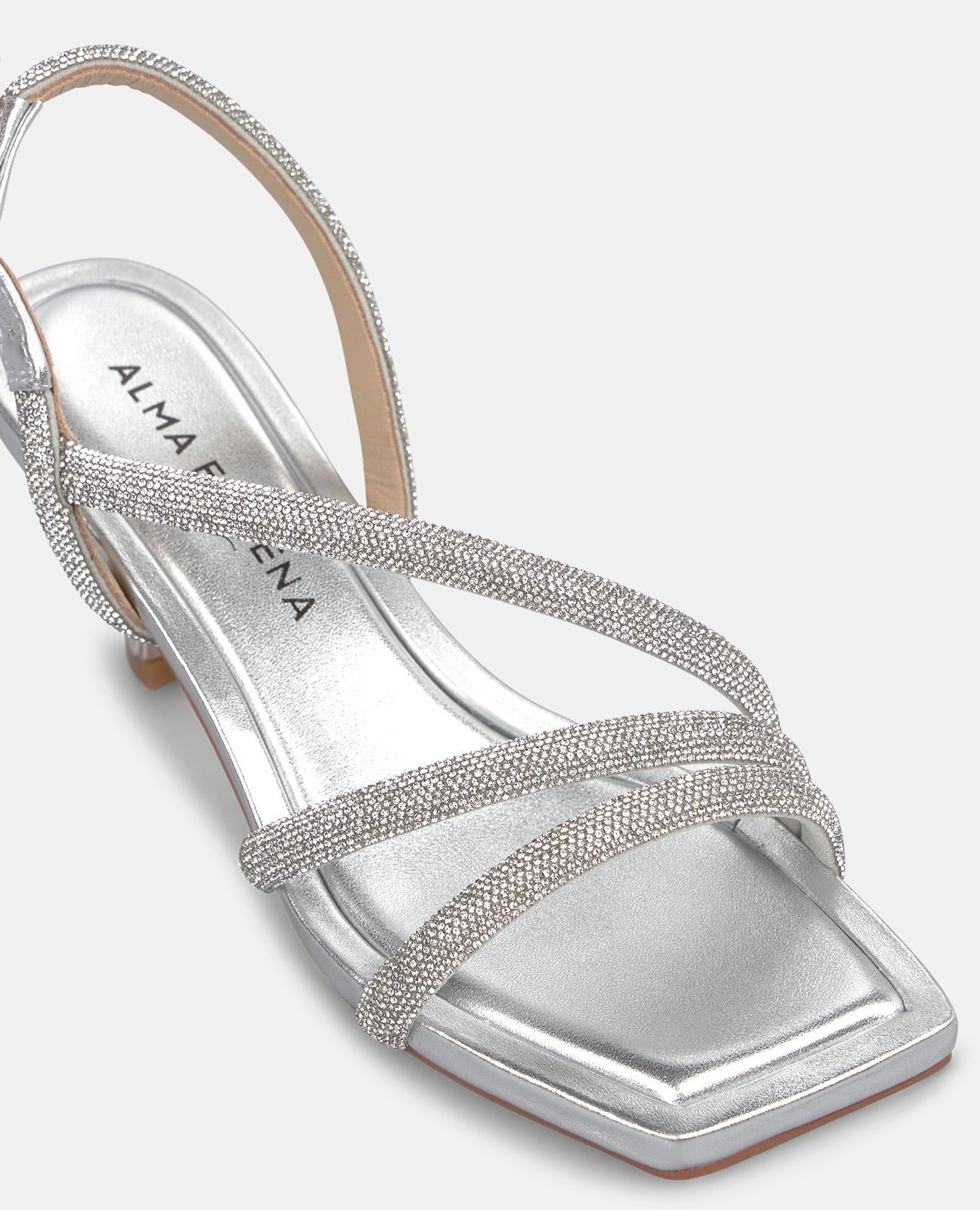 Sandália com tiras diagonais metalizadas