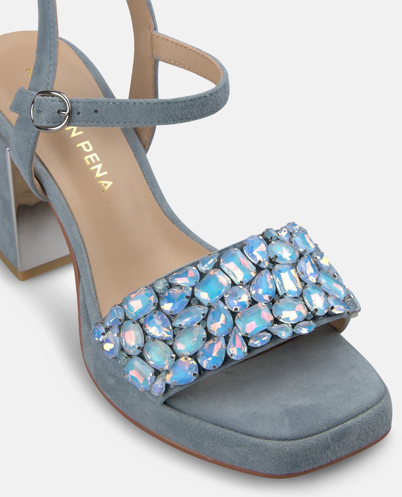 SANDÁLIA COM PEDRAS NA PARTE DA FRENTE