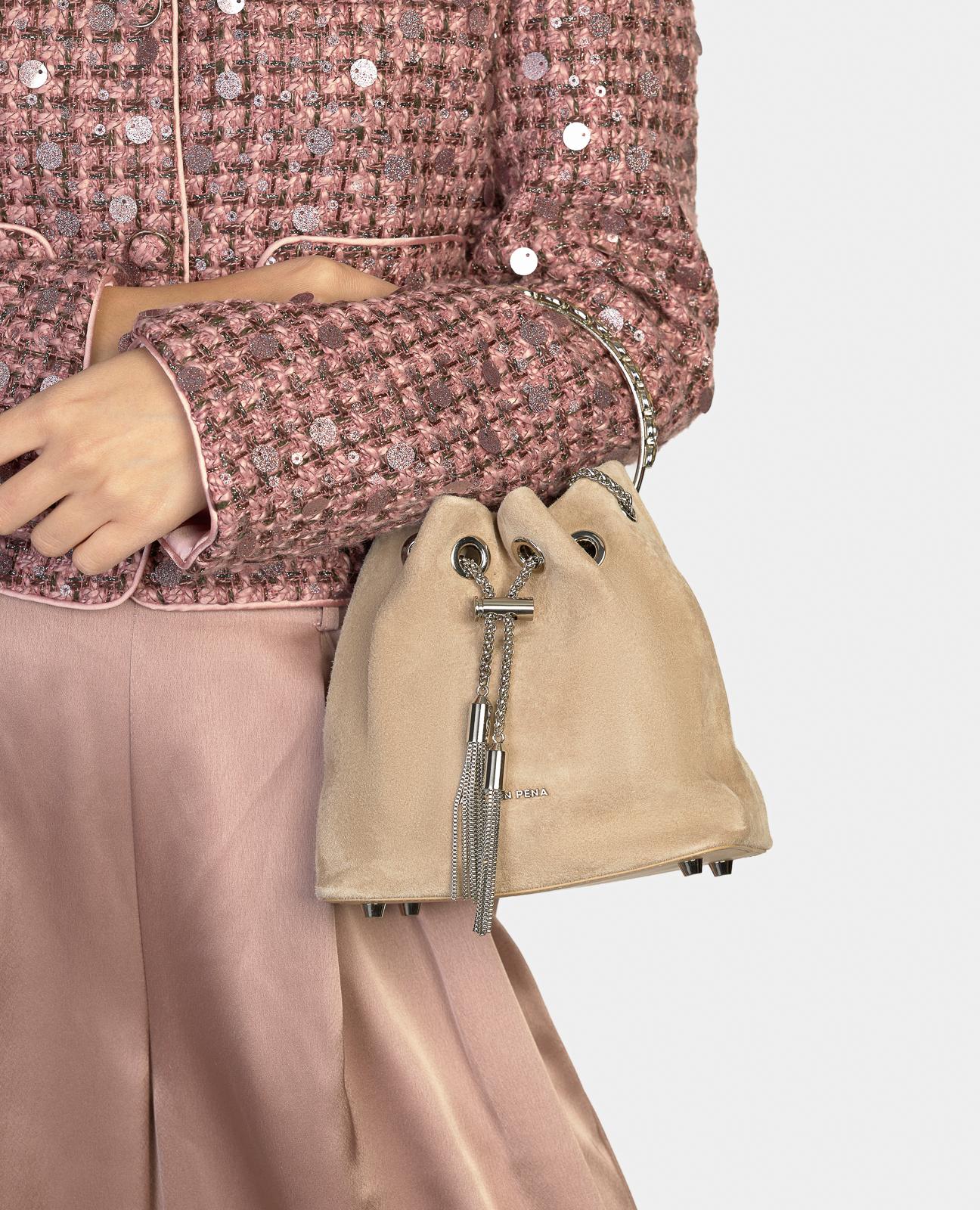 SACO COM PENDENTE E PORMENOR DE PINGENTE