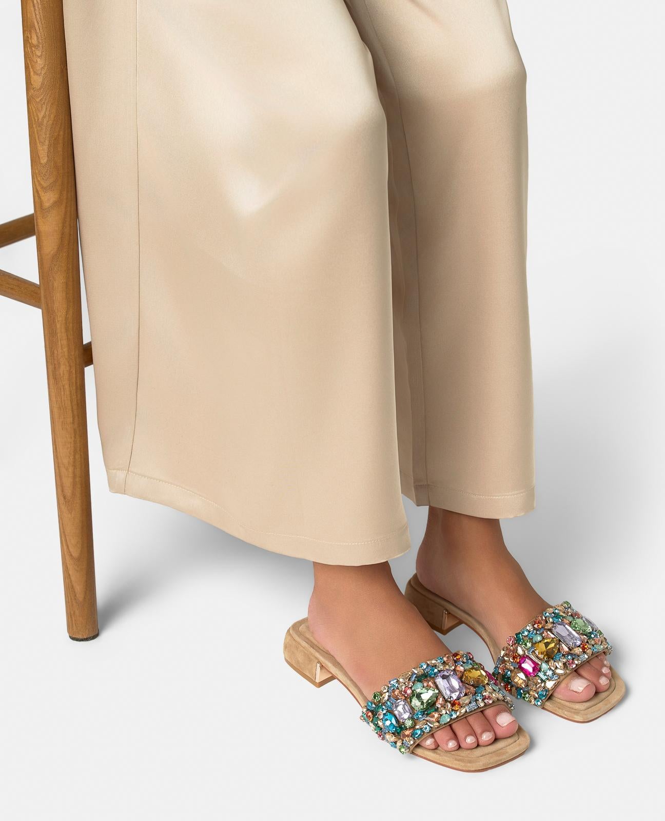 SANDALIA DE TACON BAJA CON DETALLE TIRA ANCHA