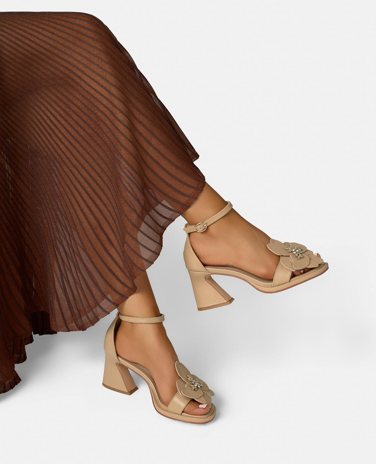 SANDALS WITH A FLOWER ON THE FRONT