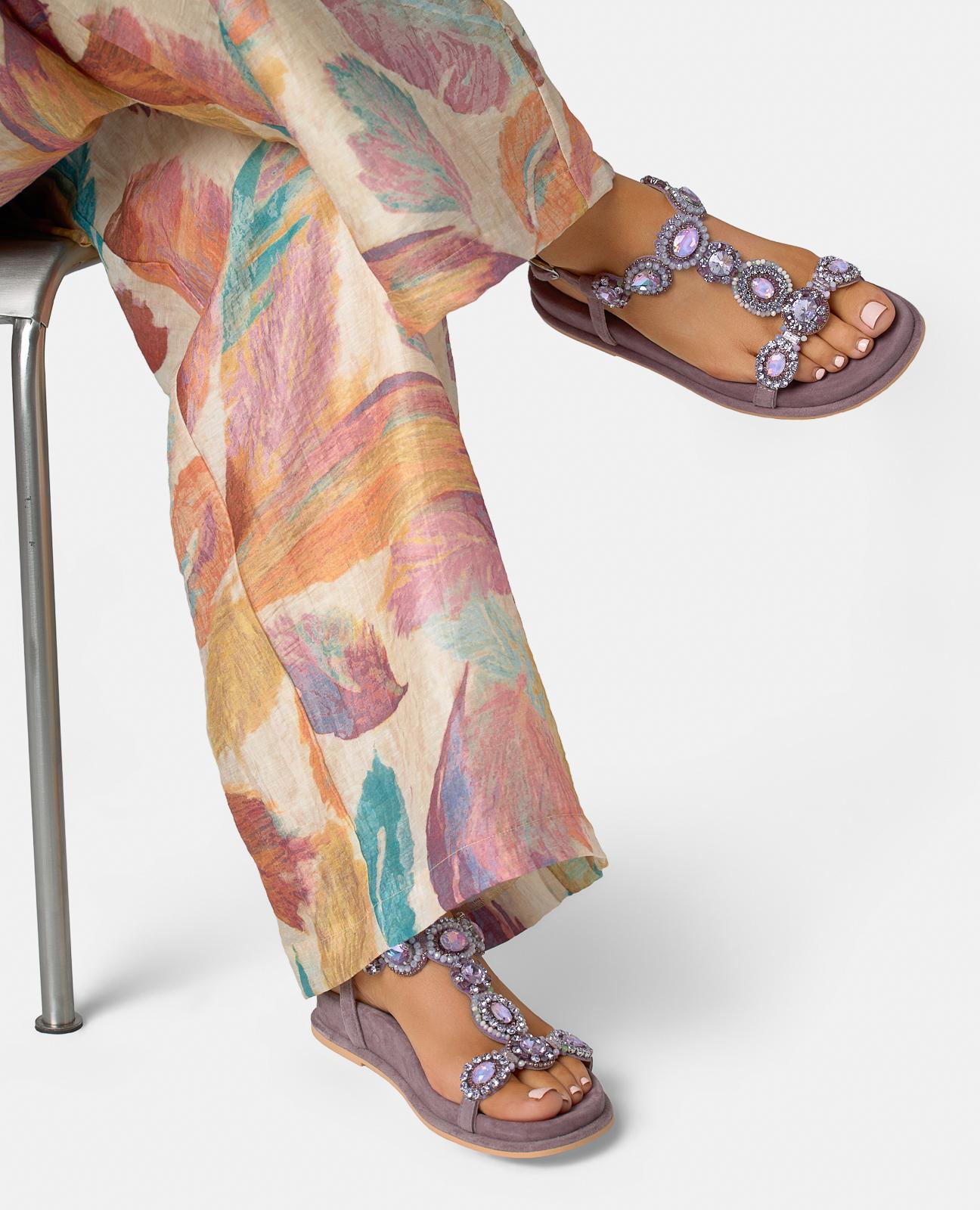 SANDÁLIA PLANA COM DETALHE DE STRASS BAIXO