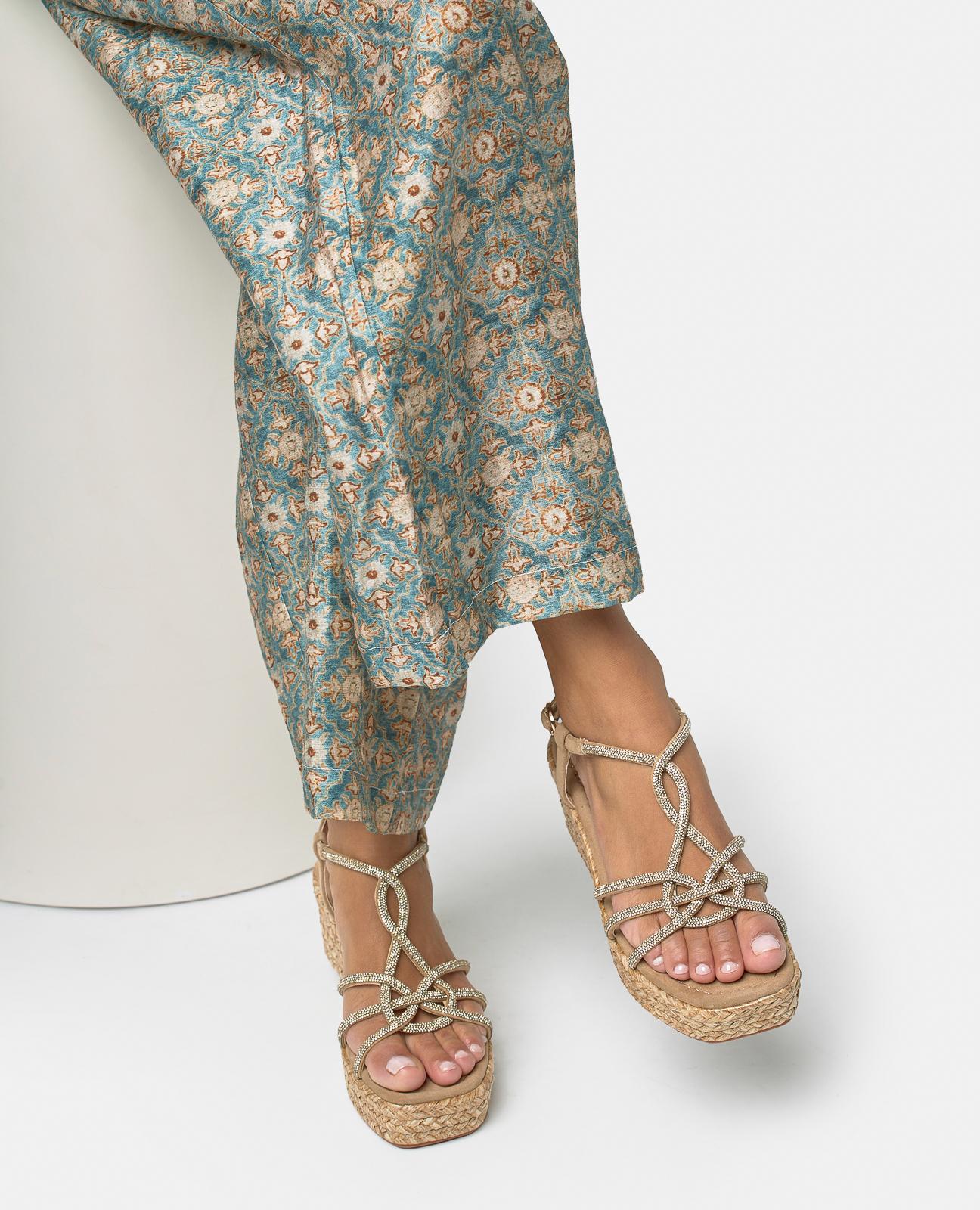 SANDALIA CUÑA EN T ALTURA MEDIA