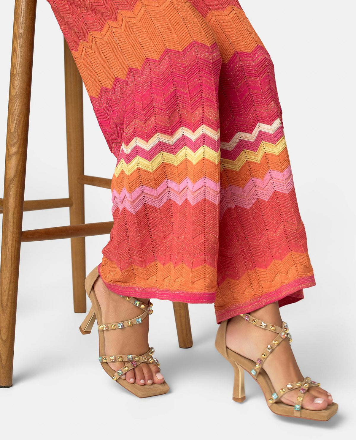 SANDÁLIA DE SALTO COM TACHAS