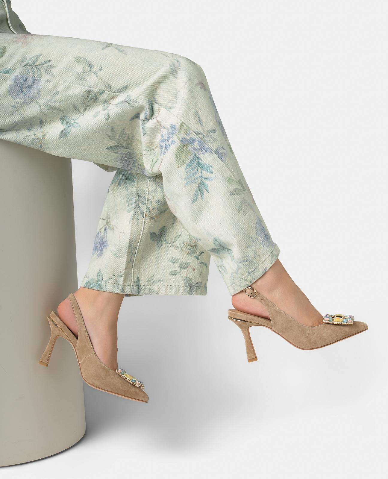 FLAT HEELED SHOE WITH MULTICOLORED STONE BUCKLE