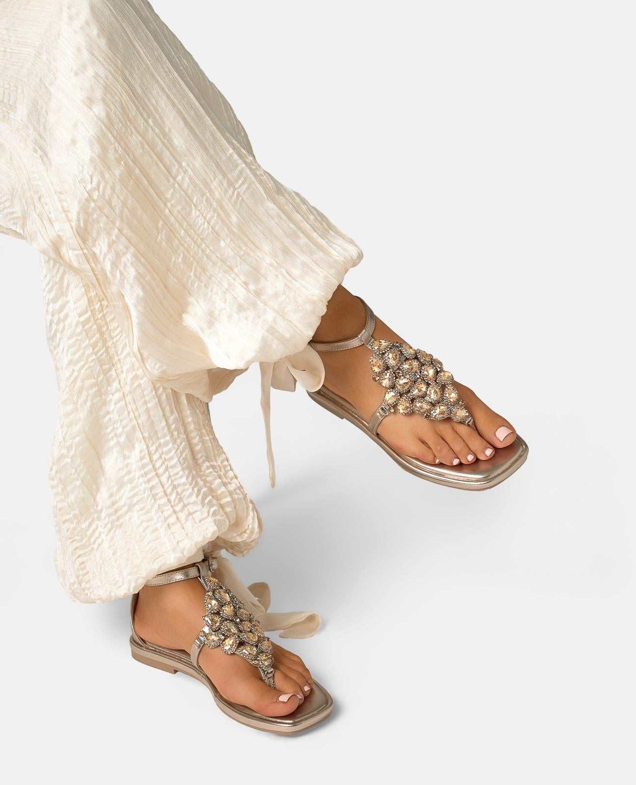 Sandália de salto alto fechada