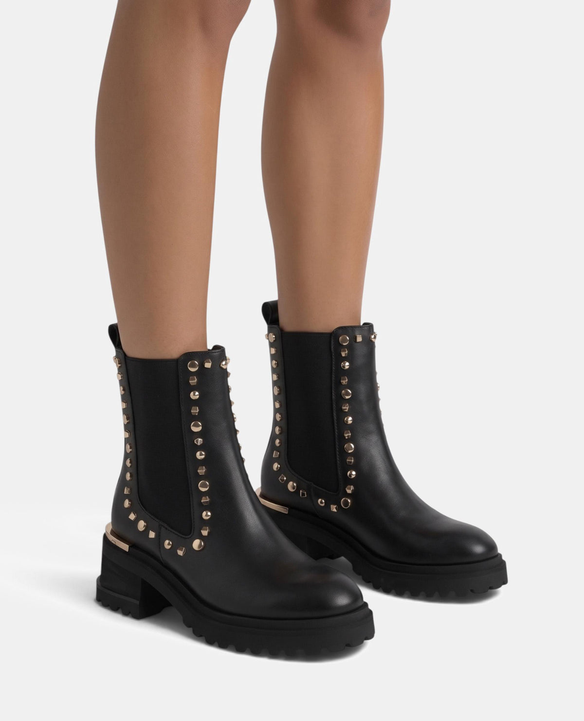 BOTA CHELSEA EM NAPA COM TACHAS METÁLICAS