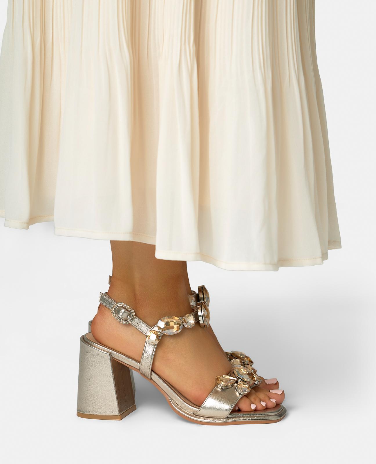 SANDALIA CON PEDRERIA EN LAS TIRAS