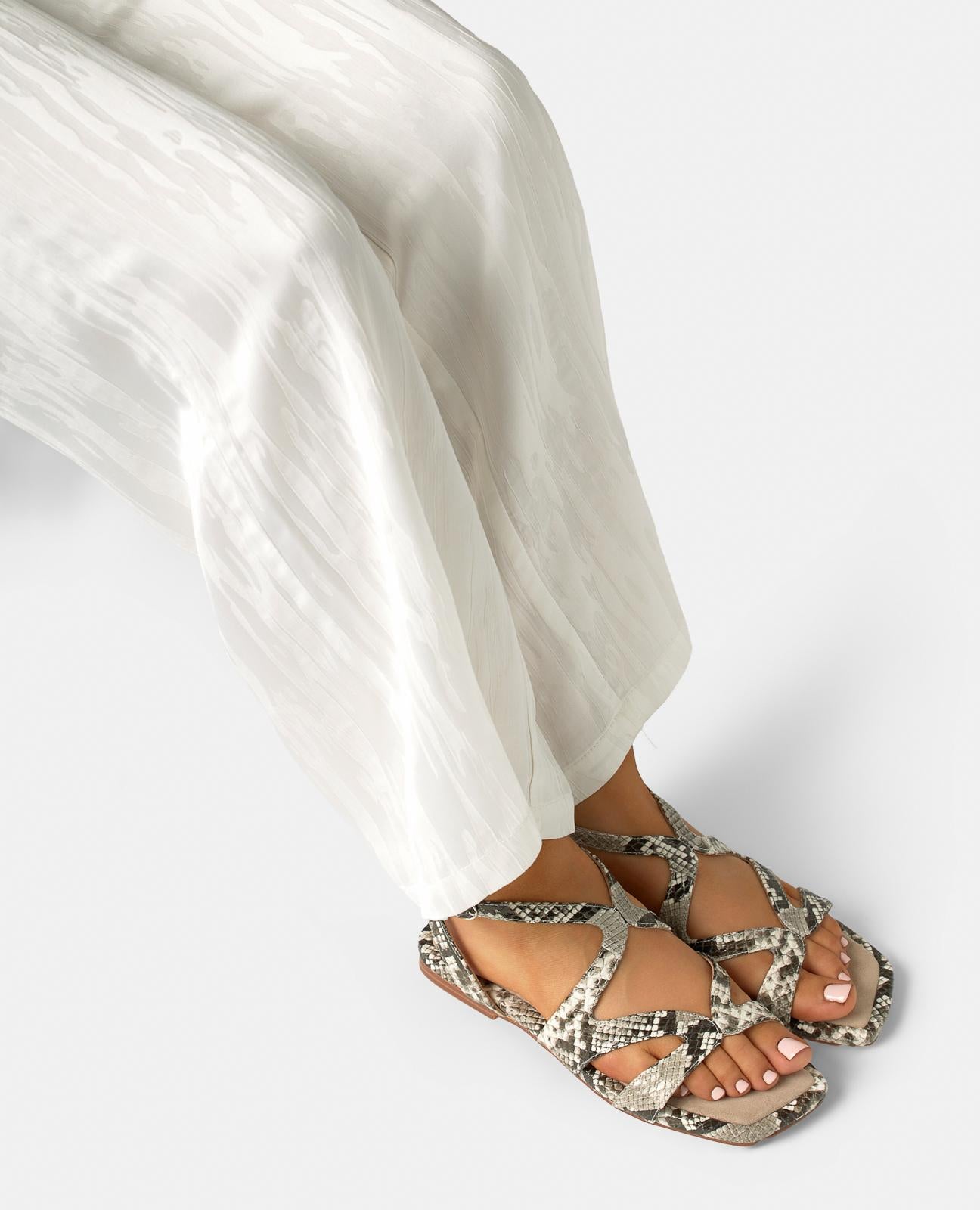 SANDALIA PLANA CON MULTITIRAS EN PRINT