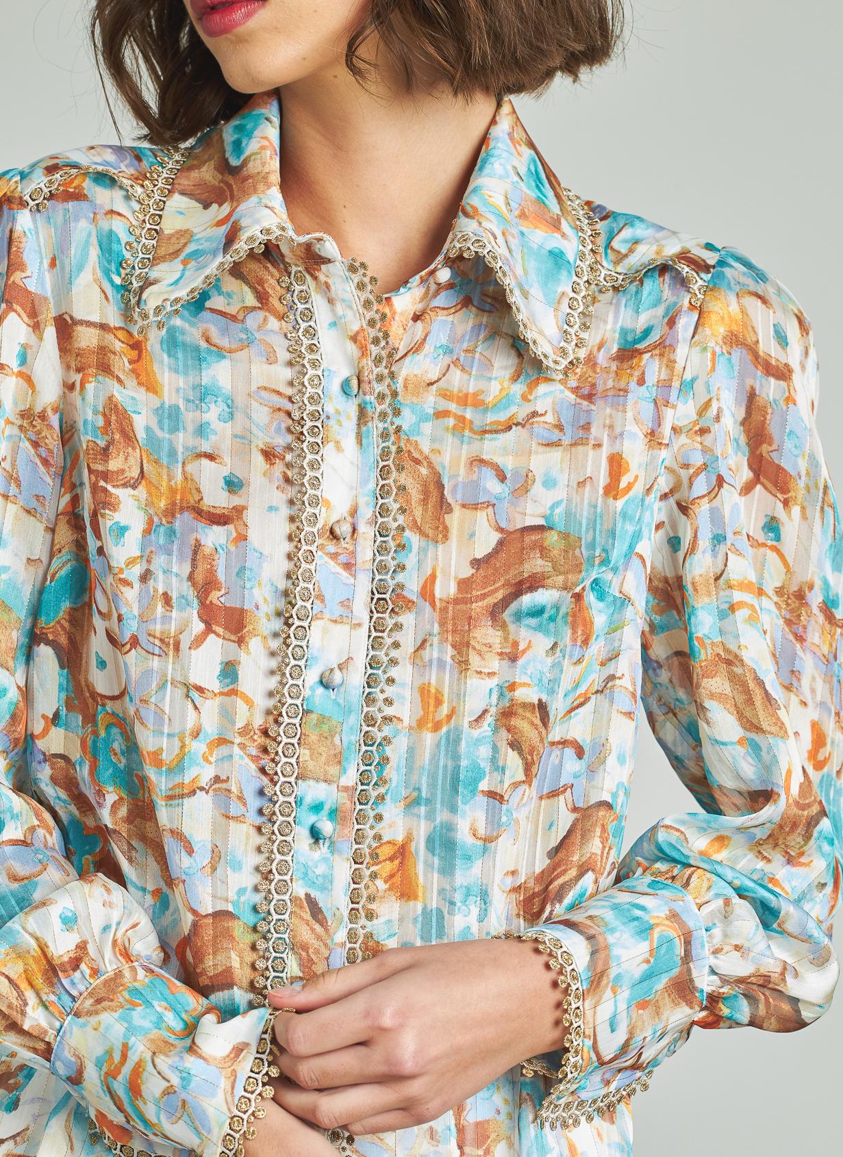 BLUSA ESTAMPADA CON DETALLES