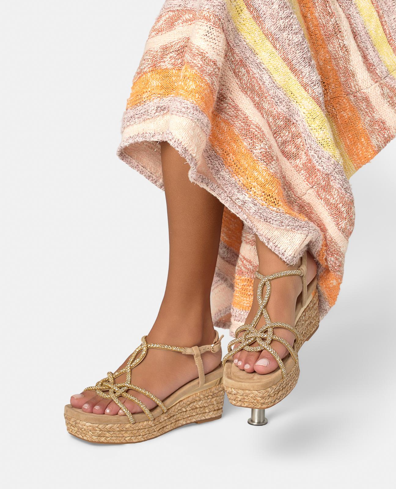 SANDALIA MEDIA MULTITIRAS TUBULARES METALIZADAS