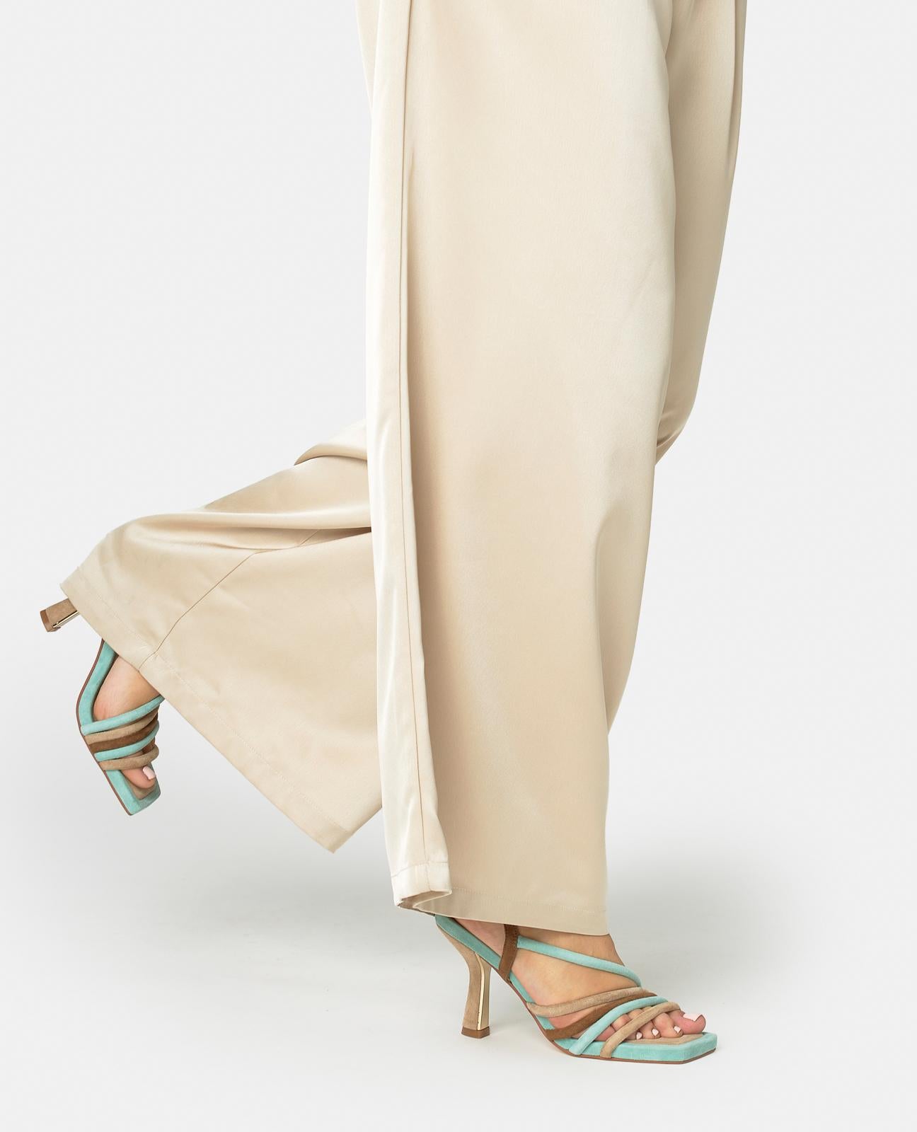 SANDÁLIA COM SALTO COMBINADO DE TIRAS