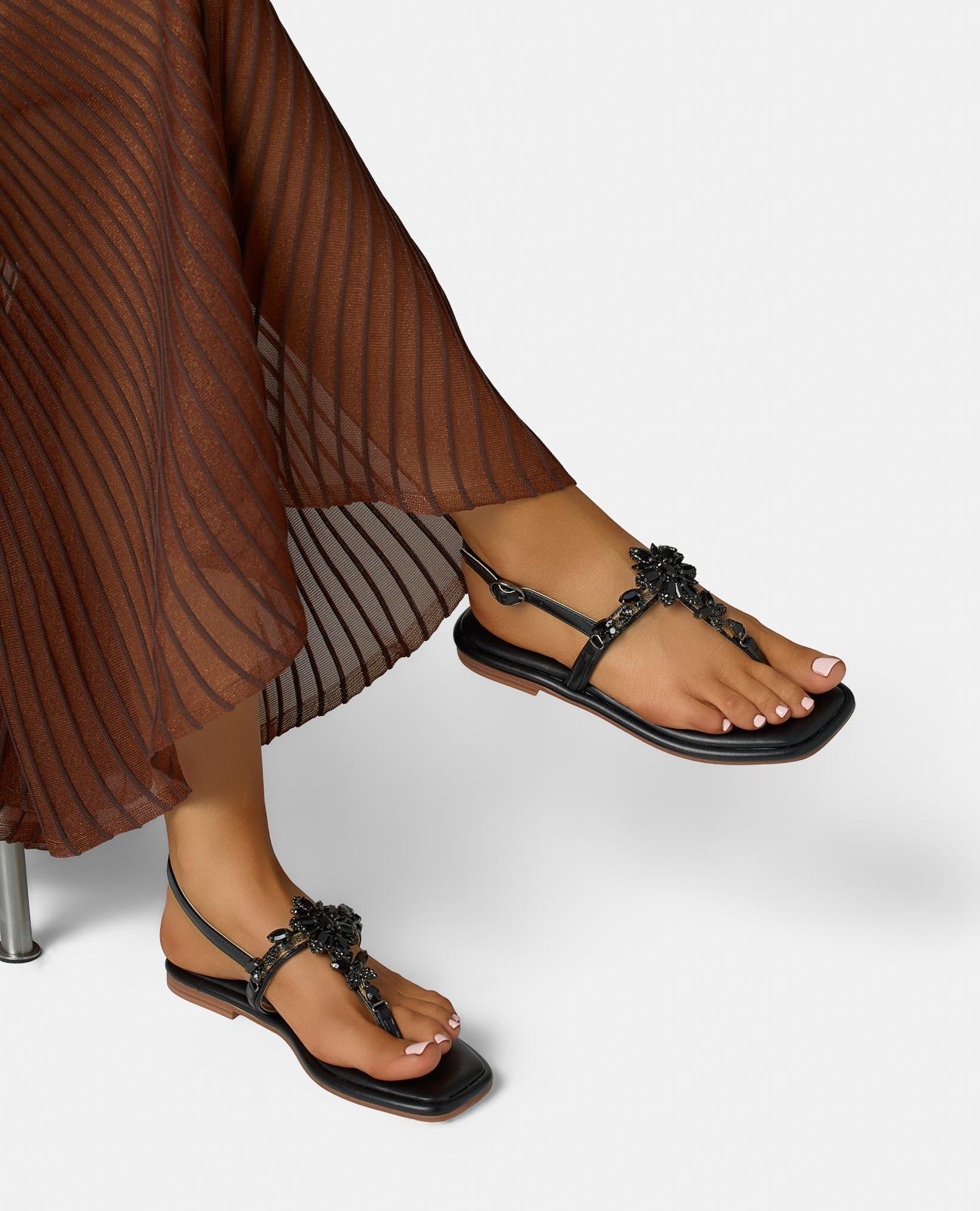 SANDALIA PLANA EN T TIRA EN PEDRERIA