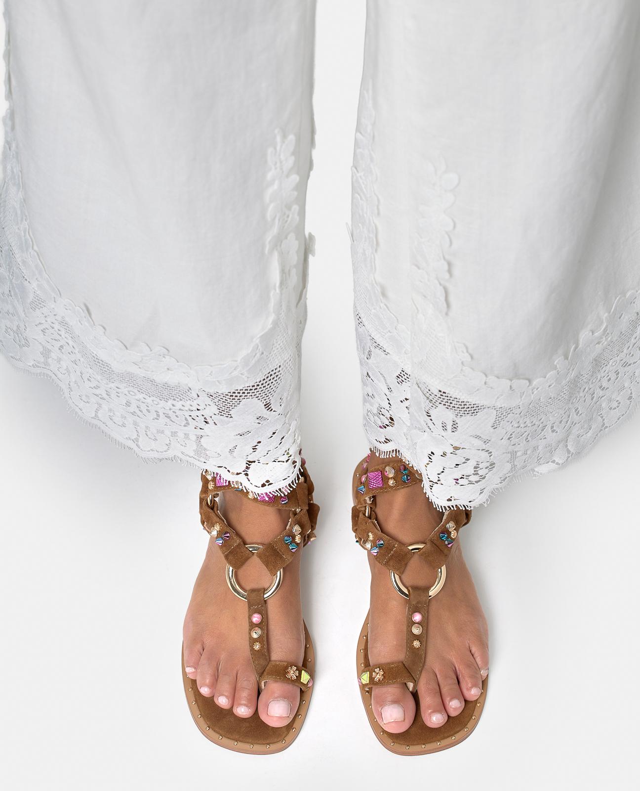 SANDALIA PLANA CON HEBILLA CIRUCLAR