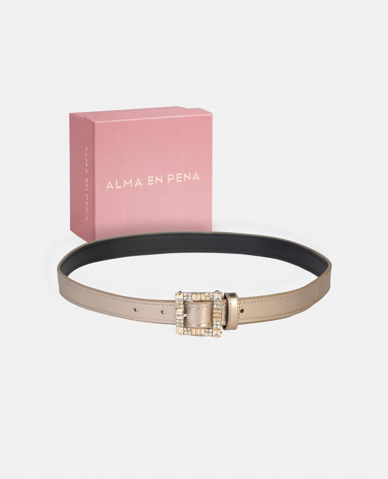 BELT WITH BUCKLE DETAIL