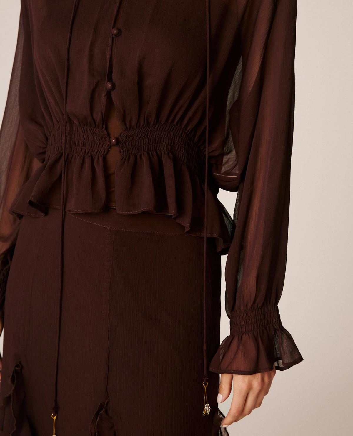 BLUSA SEMITRASPARENTE CON VOLANT