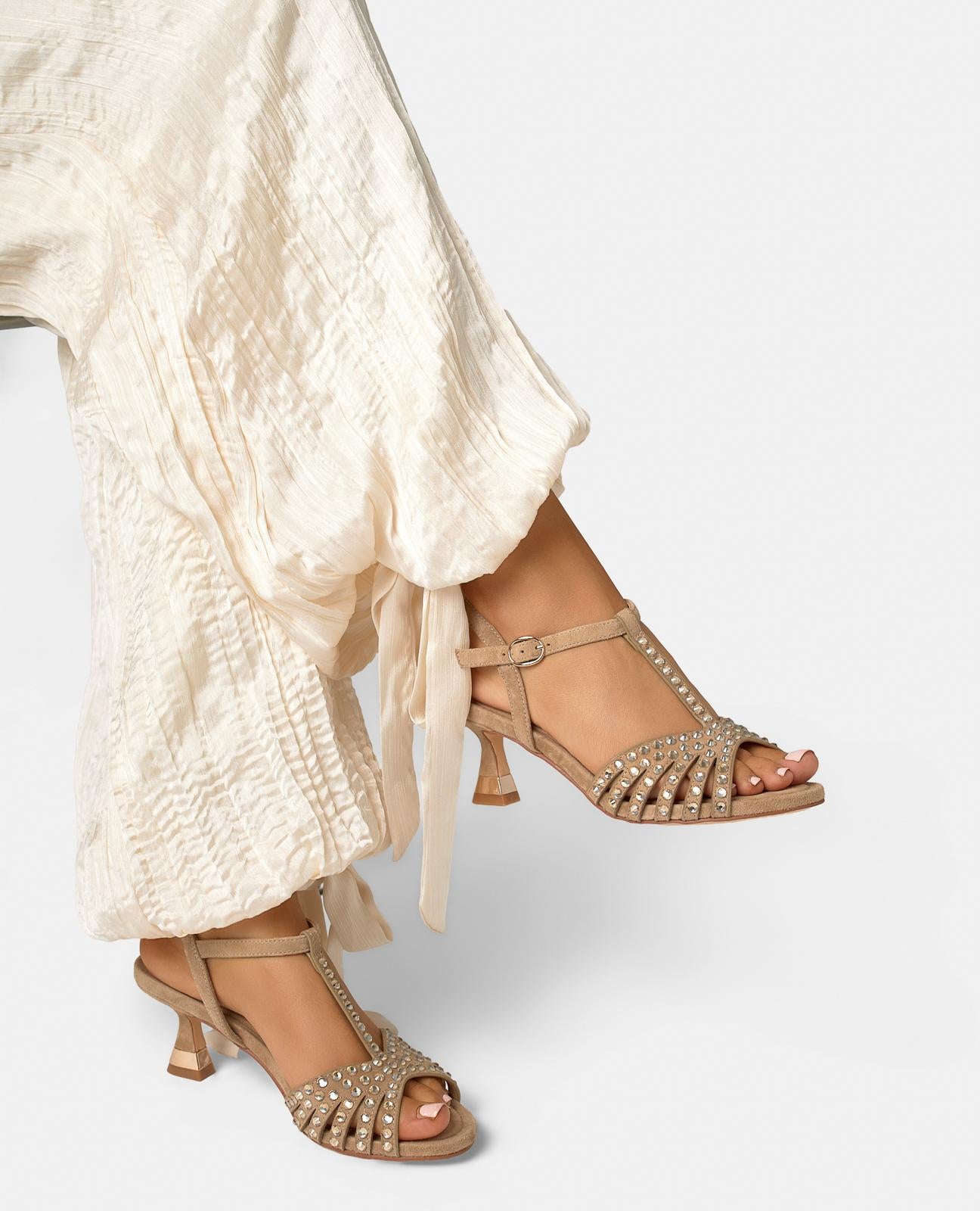 SANDALIA CON TIRAS Y PEDRERIA