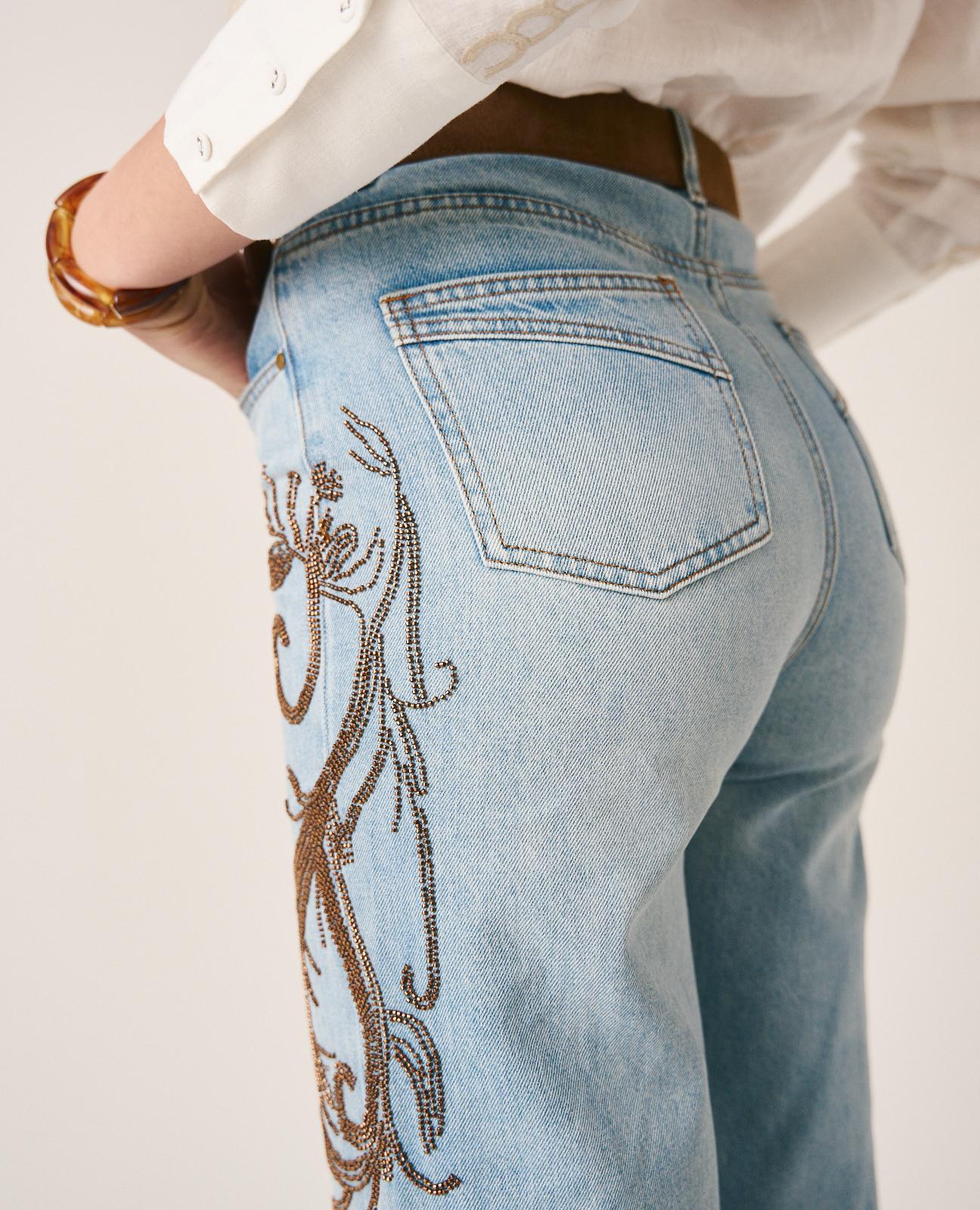 DETTAGLI DEI PANTALONI IN DENIM