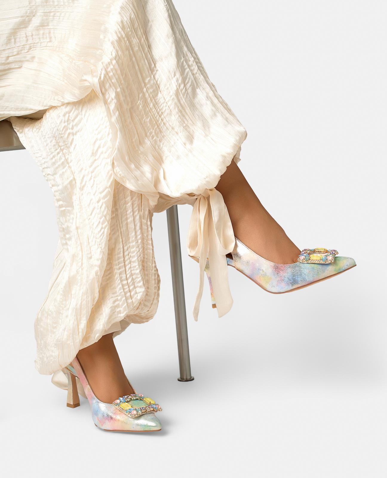 SALON DESTALONADO CON HEBILLA PEDRERIA MULTICOLOR