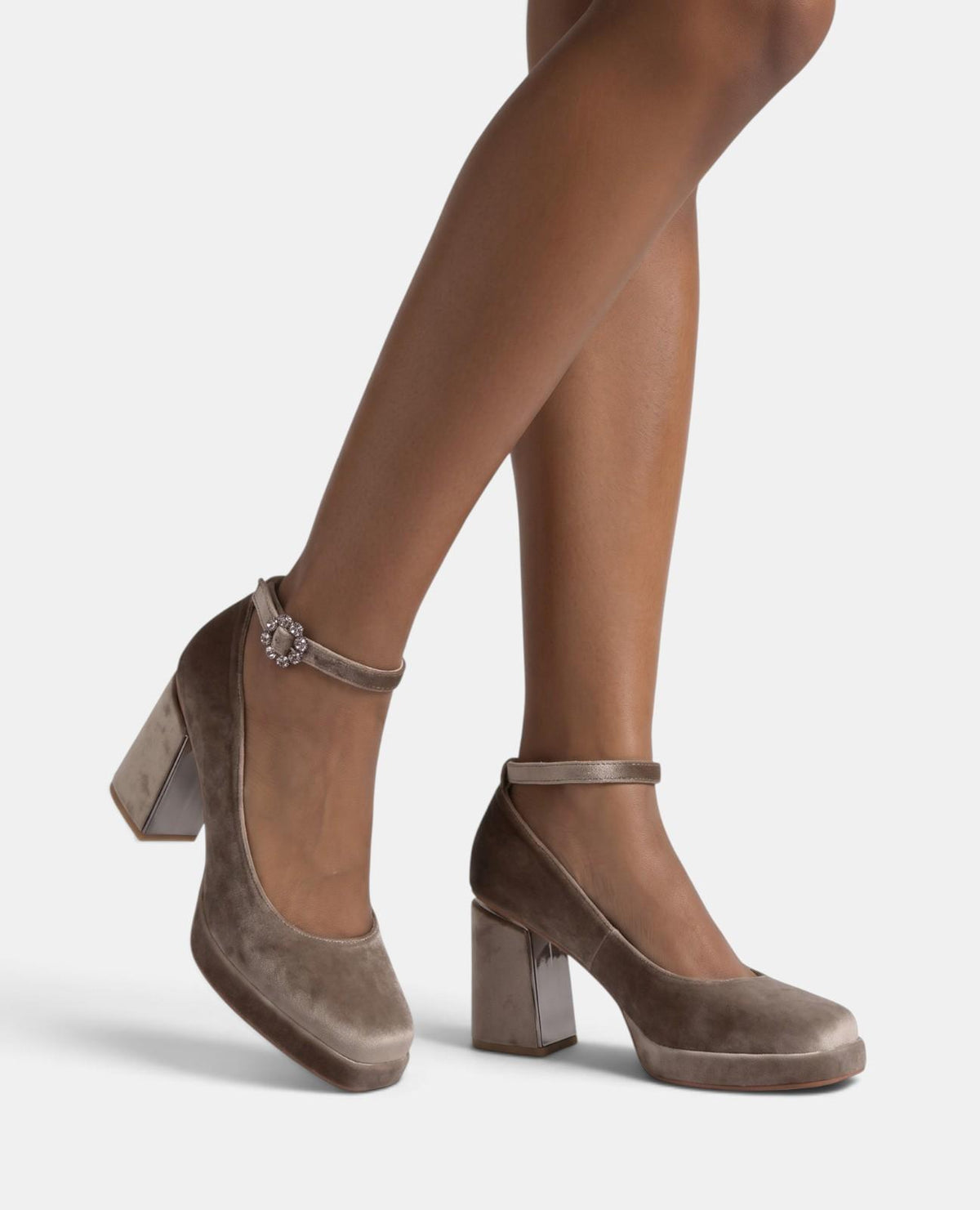 SCARPA CON TACCO E CHIUSURA A BRACCIALE