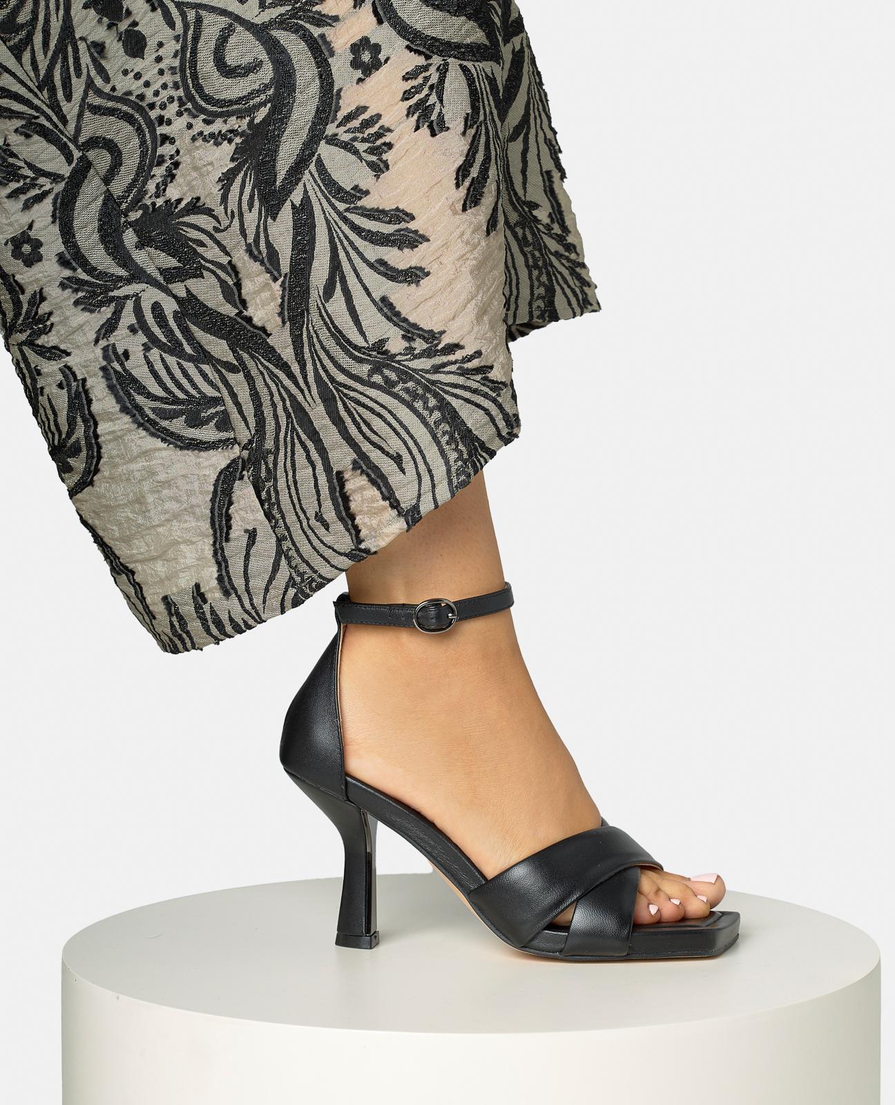 SANDALIA TACON TIRAS CRUZADAS