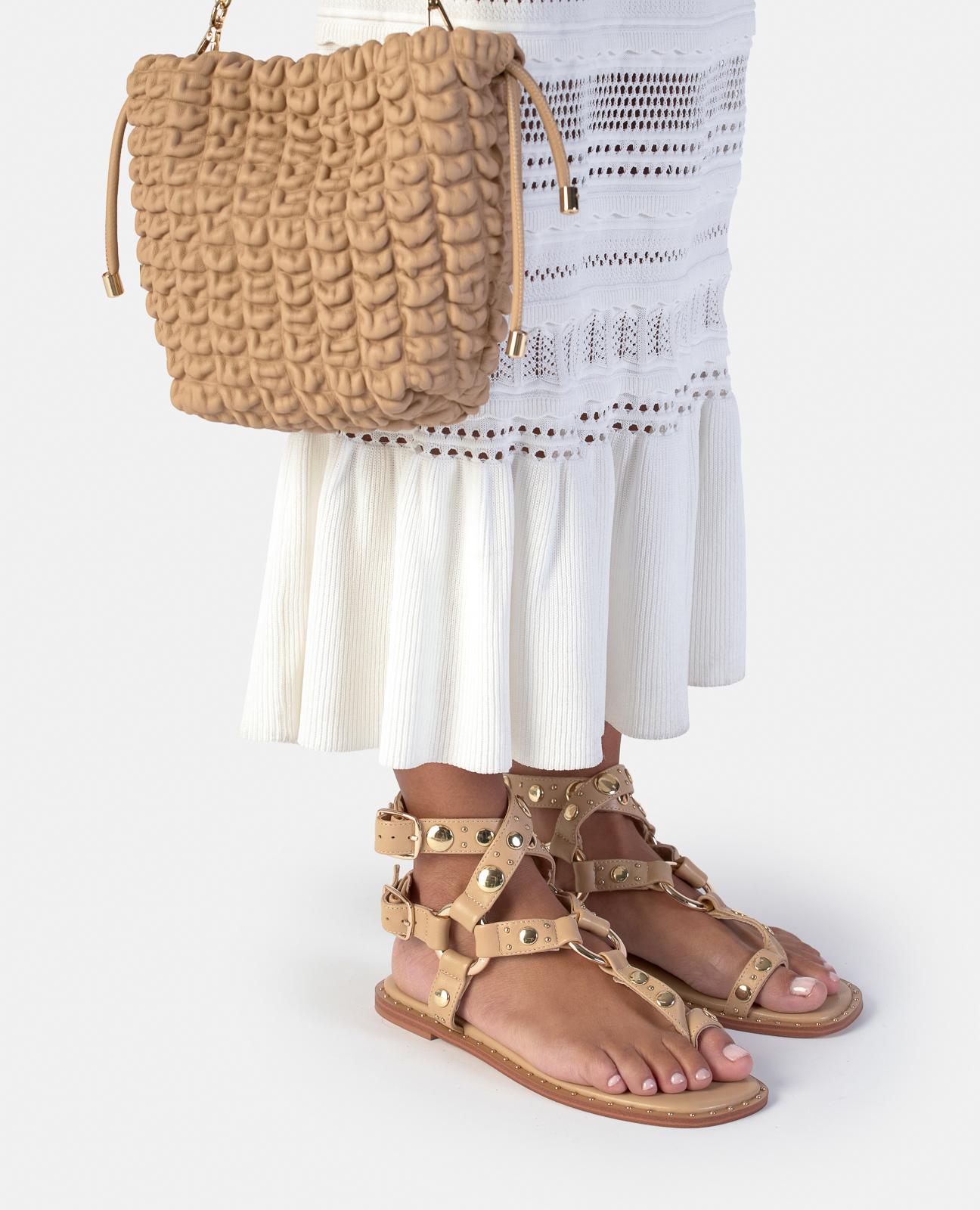 SANDALIA CON TACHUELAS