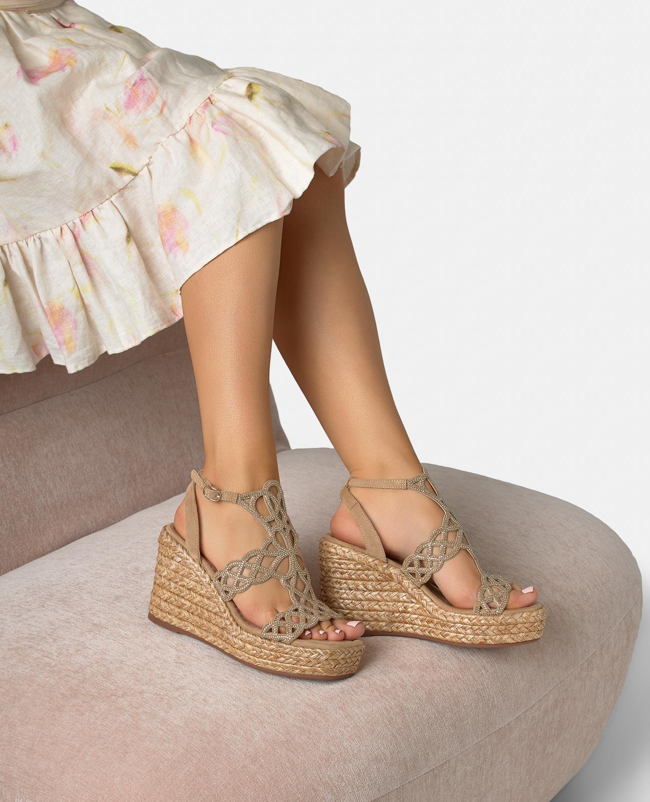 Sandália de plataforma alta com corpo entrelaçado